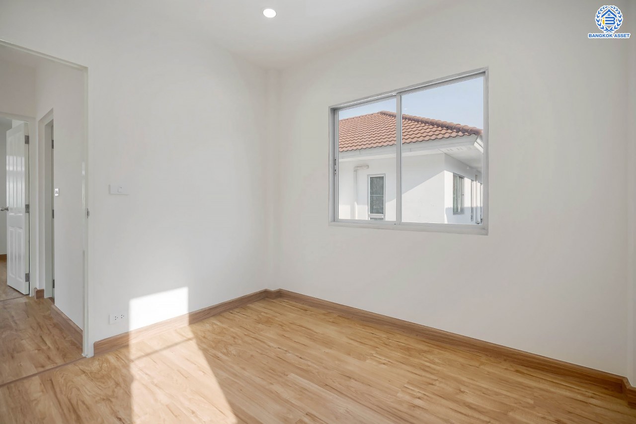 บ้านมือสองตกแต่งใหม่ โครงการ ไลฟ์ บางกอก บูเลอวาร์ด ราชพฤกษ์-รัตนาธิเบศร์ เนื้อที่ 50.3 ตร.ว. ดีไซน์ตอบทุกไลฟ์สไตล์ ฟังก์ชัน 3 ห้องนอน 3 ห้องน้ำ จอดรถได้ 2 คัน บนทำเลติดถนนราชพฤกษ์ เชื่อมต่อทุกเส้นทาง ใกล้รถไฟฟ้าสายสีม่วง "สถานีท่าอิฐ" และจุดขึ้นทางด่วน "ศรีรัช"